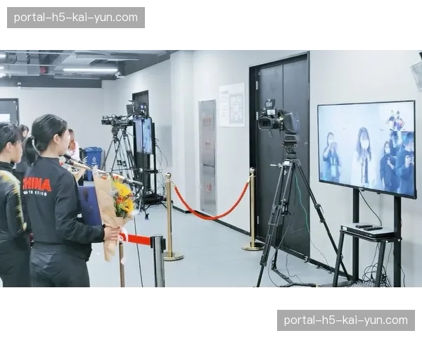 混合采访区排位自动分配系统运行，媒体秩序管理效率翻番